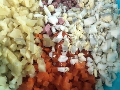 Olivje salotas su žaliais žirneliais Žingsnis 3