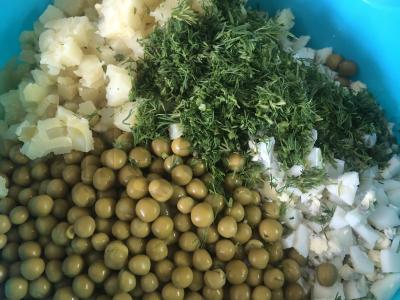 Olivje salotas su žaliais žirneliais Žingsnis 5