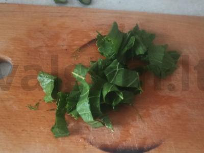 Sūdyti agurkai su serbentais Žingsnis 2