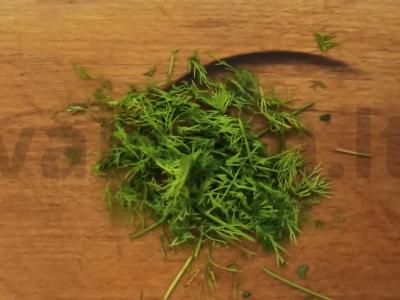 Sūdyti agurkai su serbentais Žingsnis 4