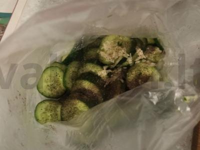 Sūdyti agurkai su serbentais Žingsnis 5