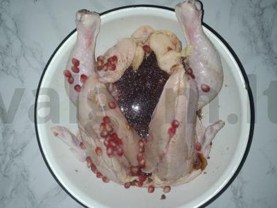 Vištiena, kepta vyno glazūroje su granatu Žingsnis 2