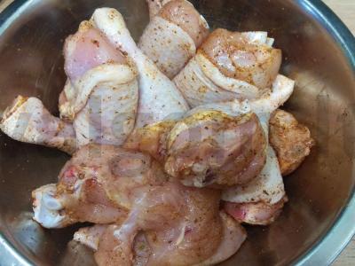 Vištienos kojos keptos aluje Žingsnis 1