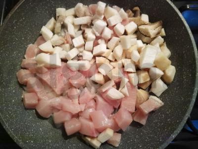 Sultinga persimonė su grybais ir vištiena lėtoje viryklėje Žingsnis 1