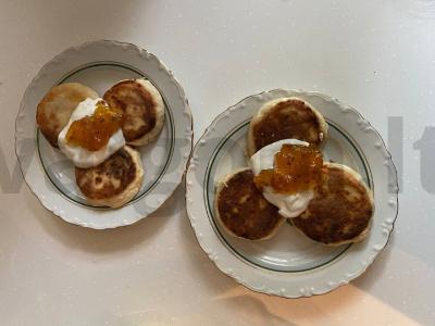 Sūrio blynai iš manų kruopų ir kokosų miltų pagrindine nuotrauka