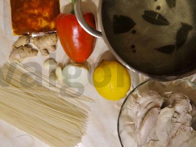 Pikantiškas vištienos sriuba su ryžių makaronais Žingsnis 1