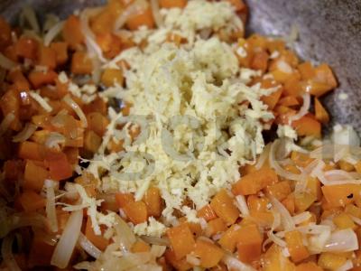 Pikantiškas vištienos sriuba su ryžių makaronais Žingsnis 4