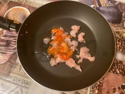 Skani sūrio kesadilija su vyšniniais pomidorais, morkomis ir vištienos filė Žingsnis 2