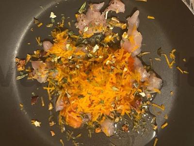 Skani sūrio kesadilija su vyšniniais pomidorais, morkomis ir vištienos filė Žingsnis 4