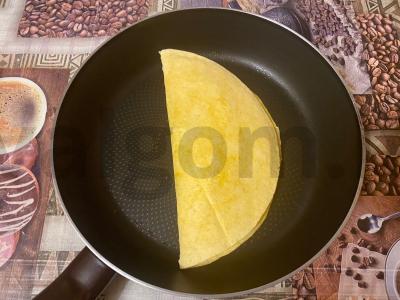 Skani sūrio kesadilija su vyšniniais pomidorais, morkomis ir vištienos filė Žingsnis 9