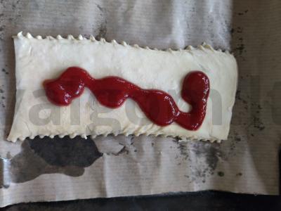 Pica iš sluoksniuoto tešlos su tunu ir sūriu Žingsnis 6