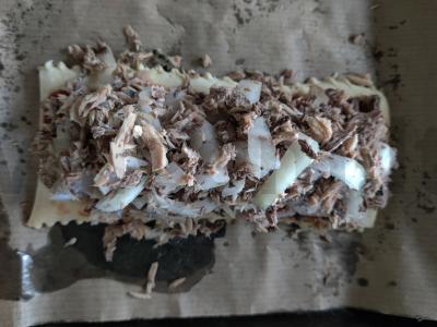 Pica iš sluoksniuoto tešlos su tunu ir sūriu Žingsnis 7