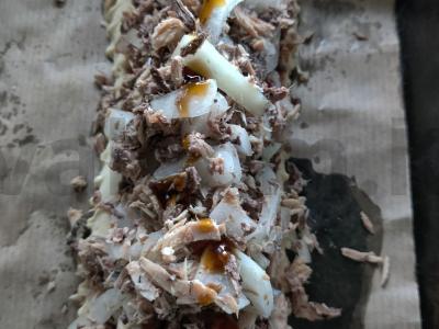 Pica iš sluoksniuoto tešlos su tunu ir sūriu Žingsnis 8