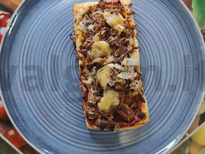 Pica iš sluoksniuoto tešlos su tunu ir sūriu pagrindine nuotrauka