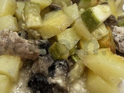 Bulvės su vištienos filė, cukinija ir grybais orkaitėje pagrindine nuotrauka