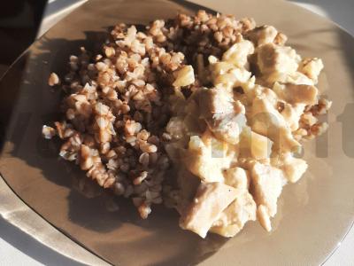 Vištiena grietinėlės padaže pagrindine nuotrauka