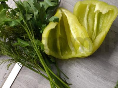 Vasaros salotas su sirtaqi sūriu ir ridikėliais Žingsnis 1