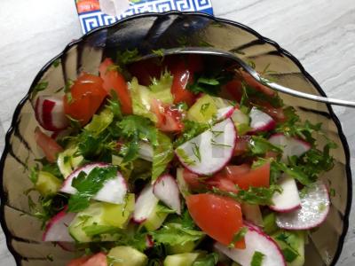 Vasaros salotas su sirtaqi sūriu ir ridikėliais Žingsnis 3