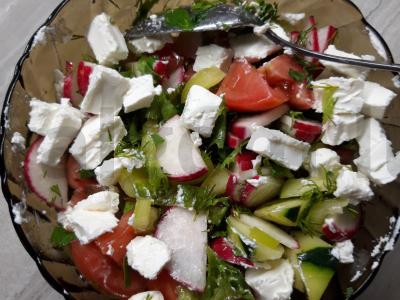 Vasaros salotas su sirtaqi sūriu ir ridikėliais Žingsnis 4