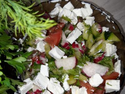 Vasaros salotas su sirtaqi sūriu ir ridikėliais pagrindine nuotrauka