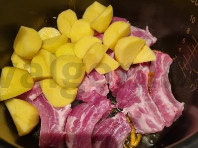 Kiaulienos šonkauliukai lėtoje viryklėje Žingsnis 2