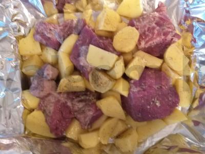 Kepta folijoje kiauliena su bulvėmis Žingsnis 2