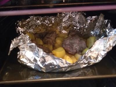 Kepta folijoje kiauliena su bulvėmis Žingsnis 4