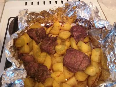 Kepta folijoje kiauliena su bulvėmis pagrindine nuotrauka