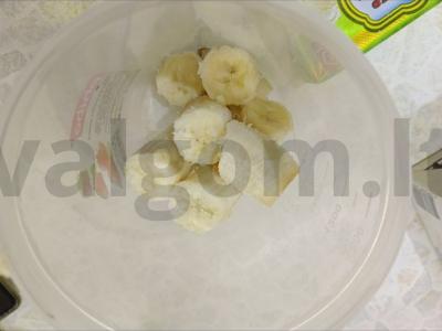 Pieno kokteilis su bananais ir sirupu Žingsnis 1