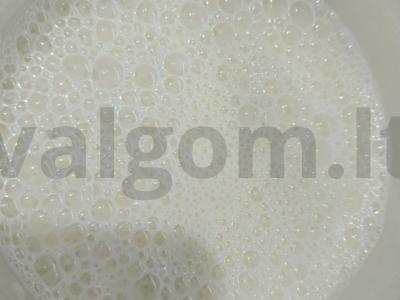 Pieno kokteilis su bananais ir sirupu Žingsnis 3