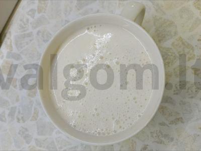 Pieno kokteilis su bananais ir sirupu pagrindine nuotrauka