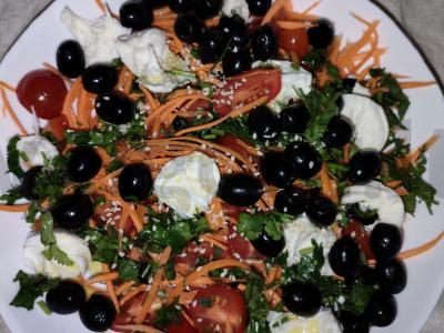 Salotas „Lengvumas“ su pomidorais ir mocarela pagrindine nuotrauka