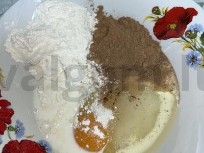 Skanus biskvitas su kakava mikrobangų krosnelėje Žingsnis 1