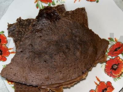 Skanus biskvitas su kakava mikrobangų krosnelėje pagrindine nuotrauka