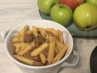 Kiauliena su makaronais pomidoruose ir prieskoniais pagrindine nuotrauka