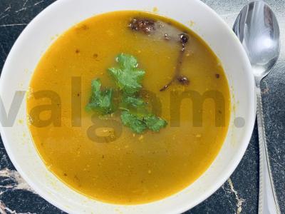 Žirnių sriuba su rūkytomis kiaulienos šonkauliais pagrindine nuotrauka