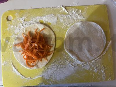 Traškus pyragas su korėjietiška morkų salotomis vaflinėje Žingsnis 1