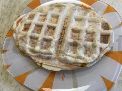 Traškus pyragas su korėjietiška morkų salotomis vaflinėje pagrindine nuotrauka