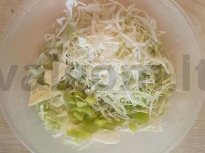 Kopūstų salotas su pomidoru, agurku ir obuolių actu Žingsnis 1