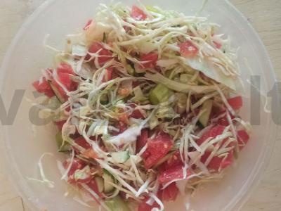 Kopūstų salotas su pomidoru, agurku ir obuolių actu Žingsnis 3