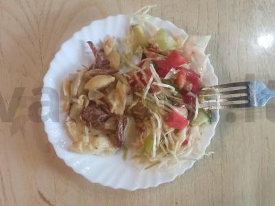 Kopūstų salotas su pomidoru, agurku ir obuolių actu pagrindine nuotrauka