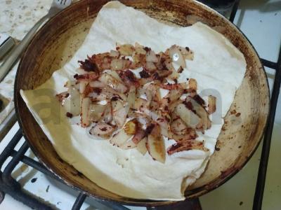 Lavašas su svogūnų įdaru kaimišku stiliumi su aštria adžika Žingsnis 3