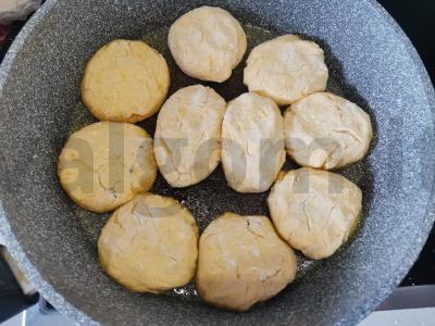 Moliūgų varškėtukai su razinomis ir cinamonu Žingsnis 8