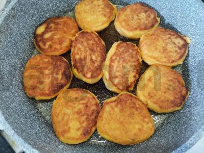 Moliūgų varškėtukai su razinomis ir cinamonu Žingsnis 9