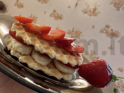 Vaflis su braškėmis, bananais ir jogurtu pagrindine nuotrauka