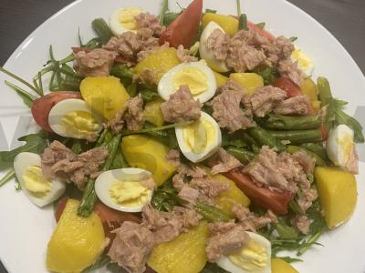 Salotos su tunu ir putpelių kiaušiniais pagrindine nuotrauka