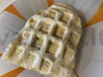 Krisčiai pyragėlis su razinomis, pagamintas vaflinėje pagrindine nuotrauka