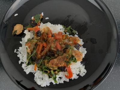 Ryžiai su vištienos filė, daržovėmis ir džiovintomis slyvomis pagrindine nuotrauka