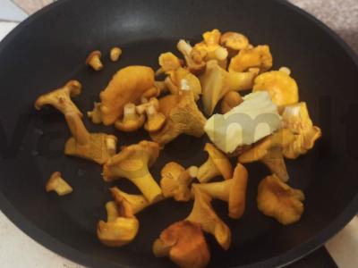 Makaronai su lydytu sūriu ir keptomis voveraitėmis Žingsnis 1