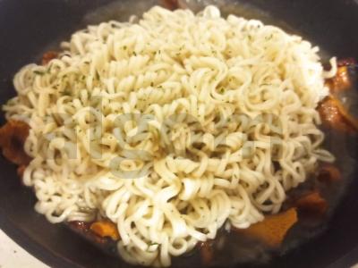 Makaronai su lydytu sūriu ir keptomis voveraitėmis Žingsnis 3